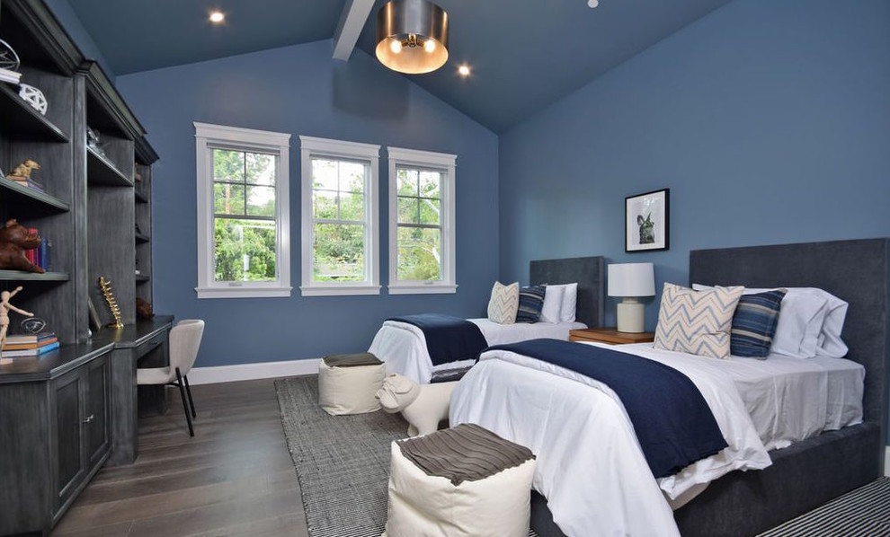 Aménagement d'une grande chambre d'amis contemporaine avec un mur bleu, un sol en bois brun, aucune cheminée et un sol marron.