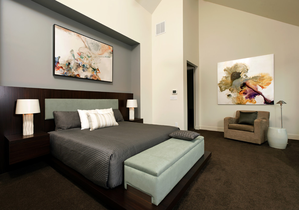 Идея дизайна: большая хозяйская спальня в современном стиле с серыми стенами, ковровым покрытием и коричневым полом без камина