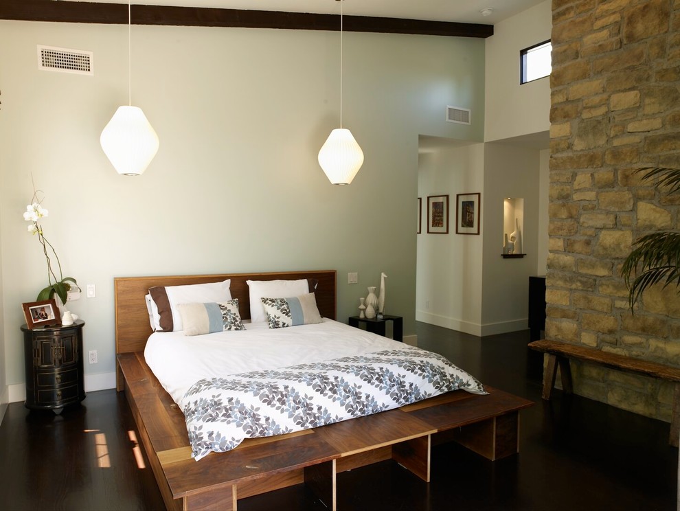 Modelo de dormitorio principal clásico renovado de tamaño medio con paredes blancas y suelo de madera oscura
