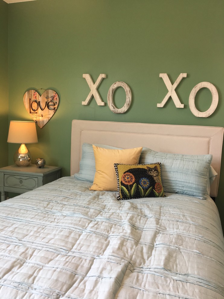 Ejemplo de habitación de invitados romántica pequeña con paredes verdes