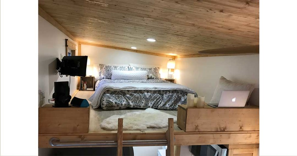На фото: маленькая спальня на антресоли в стиле модернизм с бежевыми стенами и полом из ламината для на участке и в саду