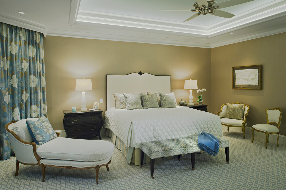 Imagen de dormitorio principal clásico grande sin chimenea con moqueta, paredes marrones y suelo multicolor