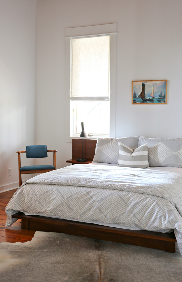 На фото: спальня в морском стиле с белыми стенами