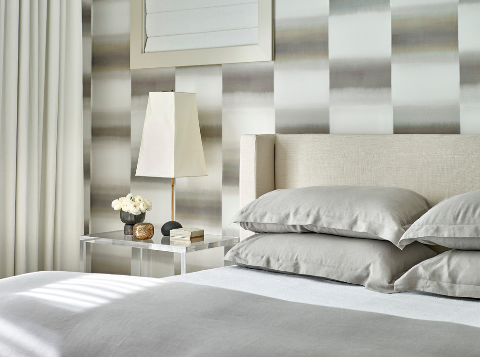 Пример оригинального дизайна: хозяйская спальня среднего размера в современном стиле с серыми стенами и темным паркетным полом без камина