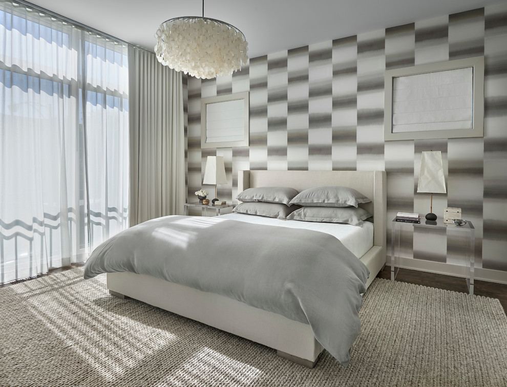 На фото: хозяйская, серо-белая спальня среднего размера в современном стиле с серыми стенами и темным паркетным полом без камина с