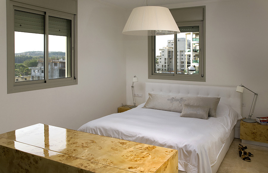 Bedroom - modern bedroom idea in Tel Aviv