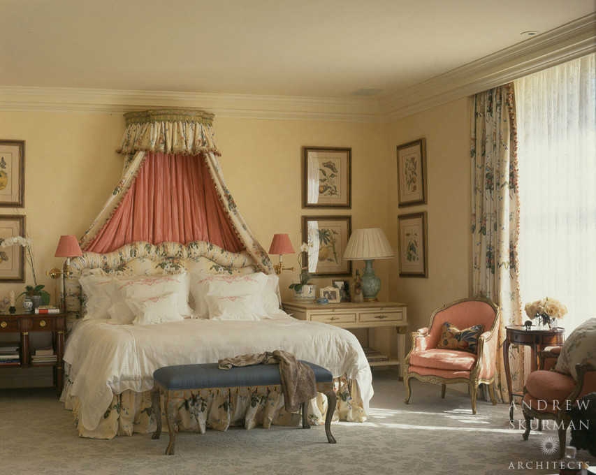 Стильный дизайн: большая хозяйская спальня в классическом стиле с бежевыми стенами, ковровым покрытием и серым полом - последний тренд