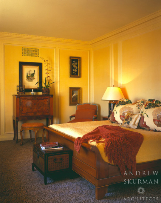 Стильный дизайн: большая гостевая спальня (комната для гостей) в классическом стиле с бежевыми стенами, ковровым покрытием и серым полом - последний тренд