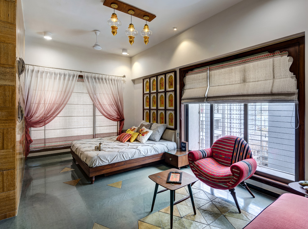 Asiatisk inredning av ett sovrum, med vita väggar och grått golv