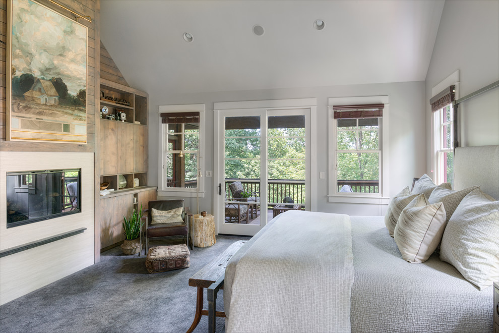 Kleines Uriges Hauptschlafzimmer mit grauer Wandfarbe, Teppichboden, Kamin, gefliester Kaminumrandung und grauem Boden in Sonstige