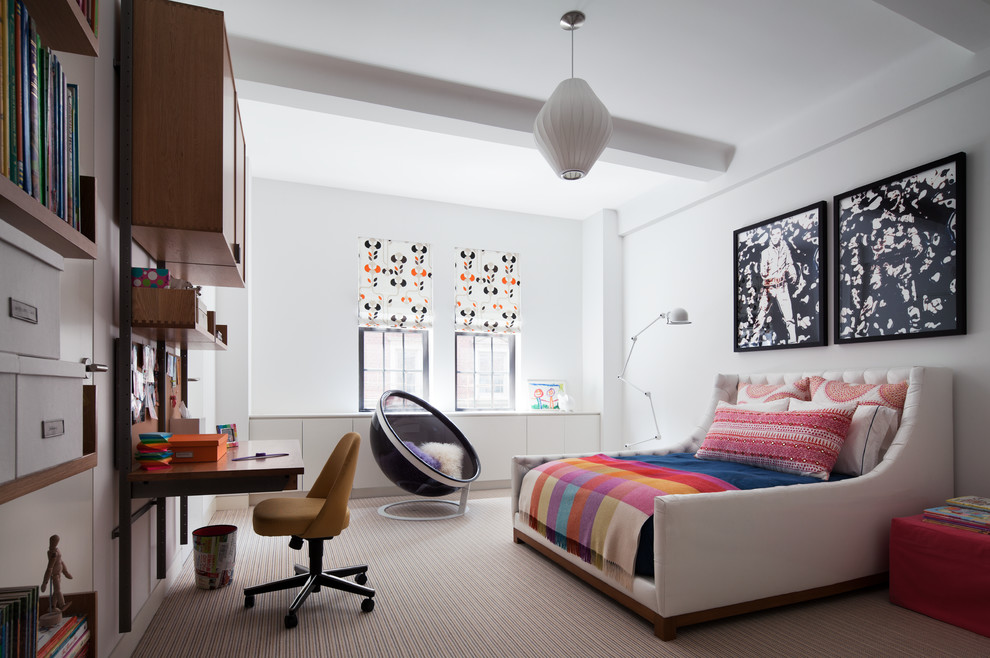 Immagine di una camera da letto design con pareti bianche, moquette e nessun camino