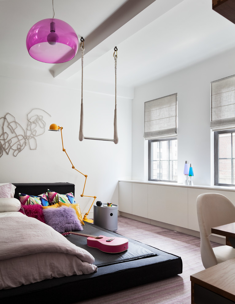 На фото: хозяйская спальня среднего размера в современном стиле с белыми стенами, ковровым покрытием и фиолетовым полом