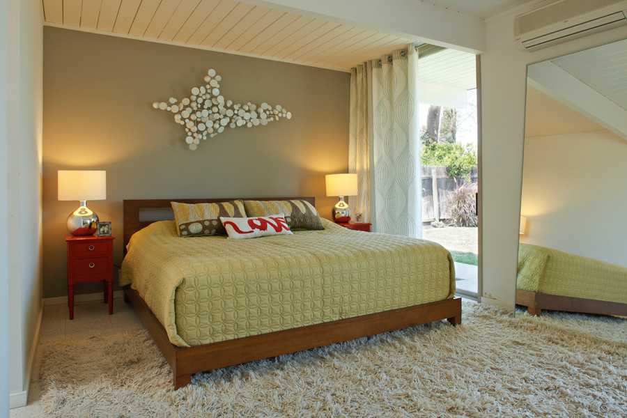 Стильный дизайн: хозяйская спальня среднего размера в стиле ретро с серыми стенами и полом из винила - последний тренд