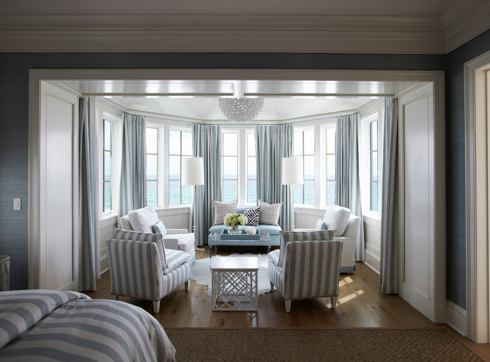 На фото: хозяйская спальня в морском стиле с белыми стенами и паркетным полом среднего тона