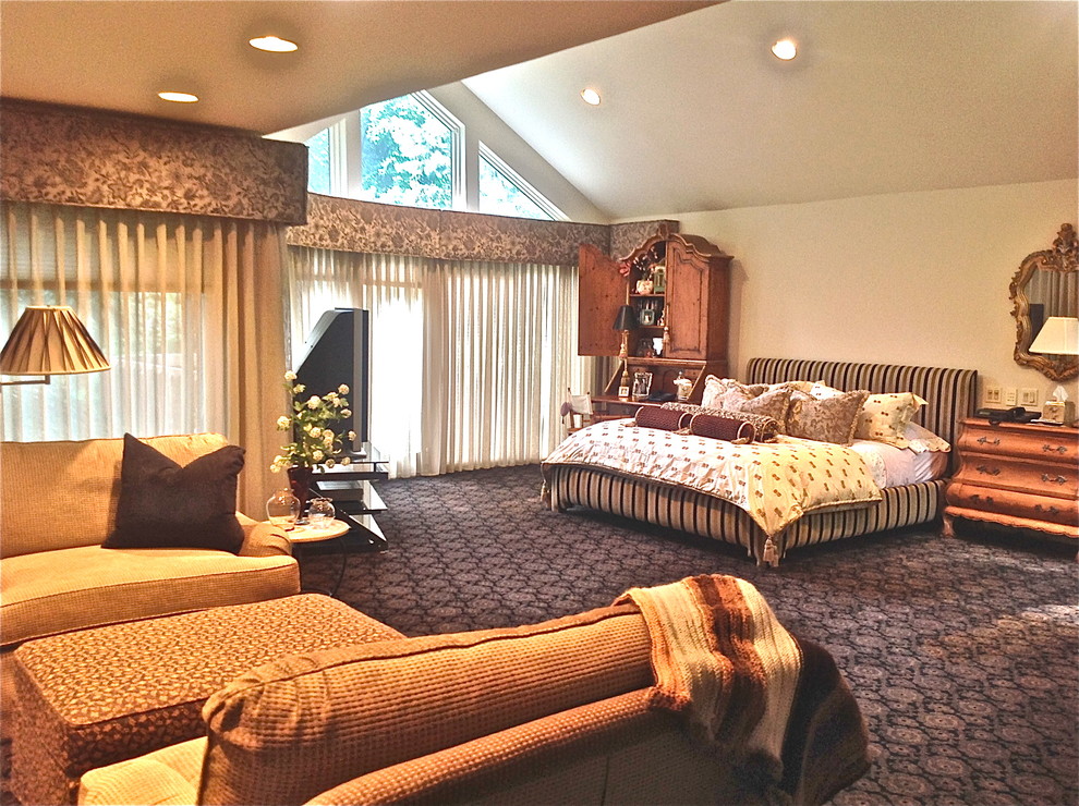Стильный дизайн: огромная хозяйская спальня в стиле неоклассика (современная классика) с бежевыми стенами, ковровым покрытием и стандартным камином - последний тренд