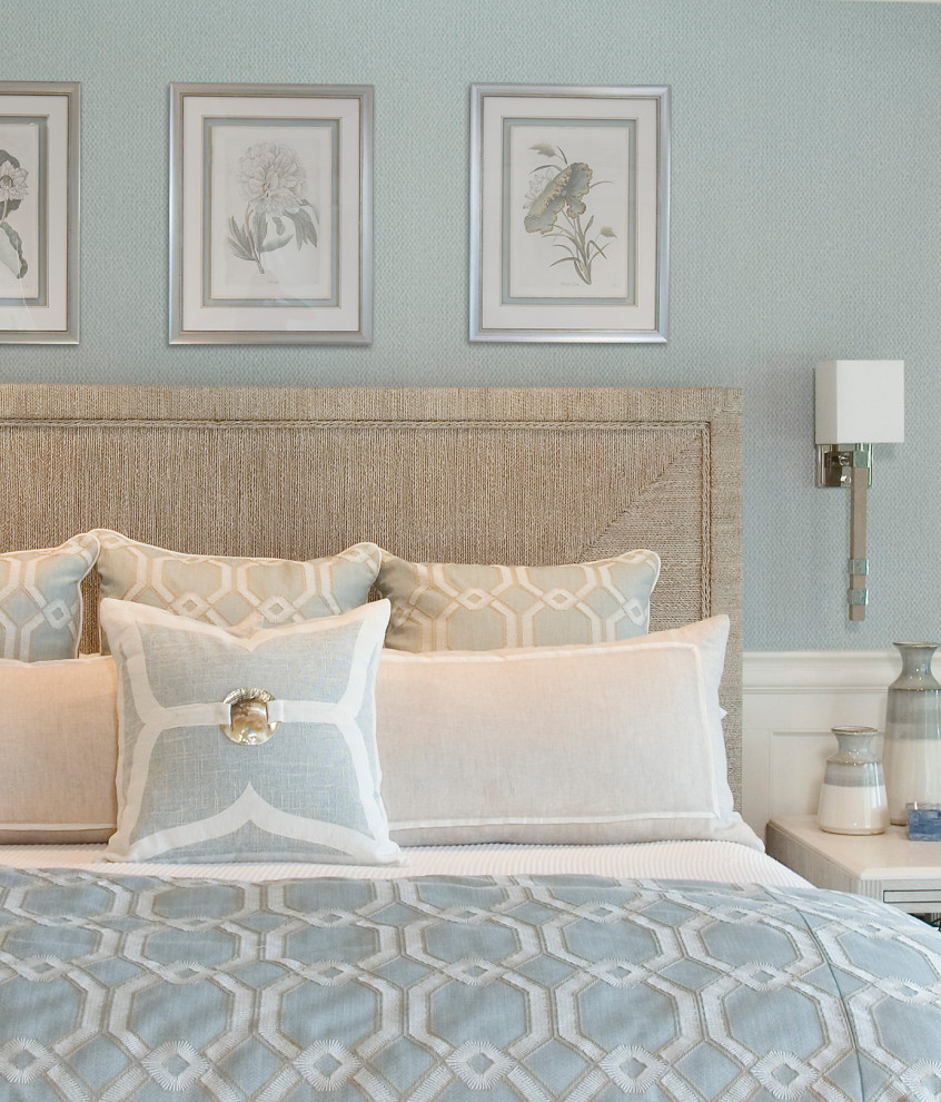 Свежая идея для дизайна: большая хозяйская спальня в морском стиле с синими стенами, паркетным полом среднего тона и коричневым полом - отличное фото интерьера