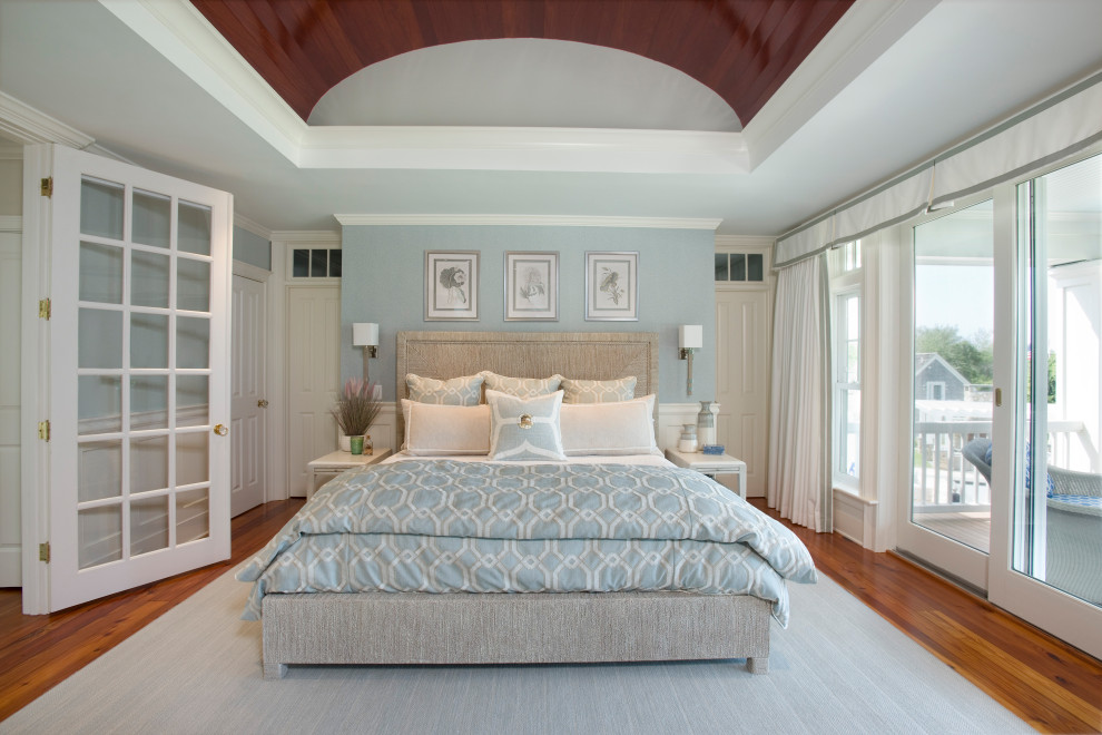 Großes Maritimes Hauptschlafzimmer mit blauer Wandfarbe, braunem Holzboden und braunem Boden in Boston