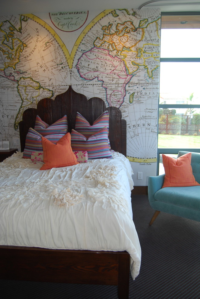Modelo de dormitorio bohemio pequeño con paredes multicolor y moqueta
