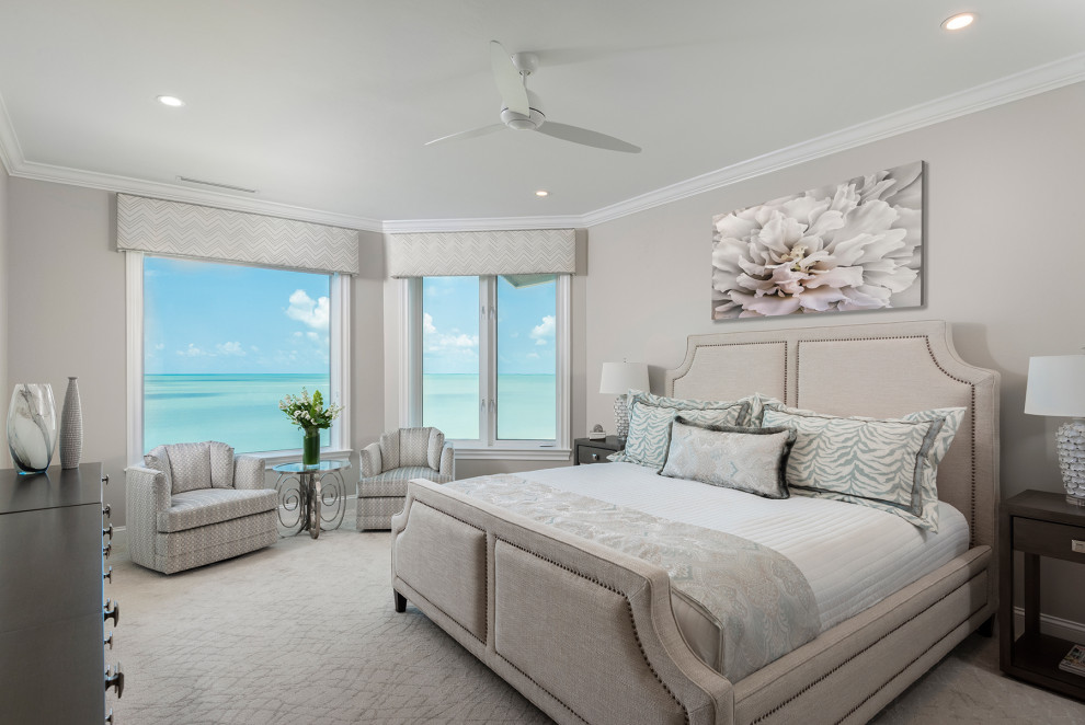 Идея дизайна: большая хозяйская спальня в морском стиле с серыми стенами, ковровым покрытием и серым полом