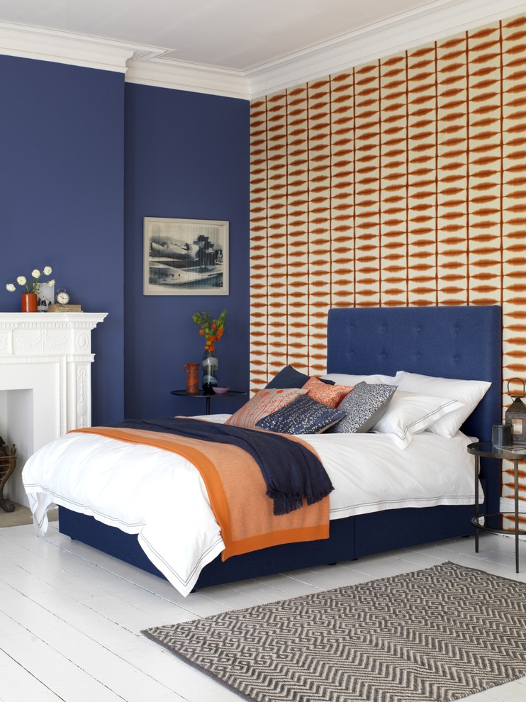 Идея дизайна: гостевая спальня среднего размера, (комната для гостей) в современном стиле с оранжевыми стенами и деревянным полом