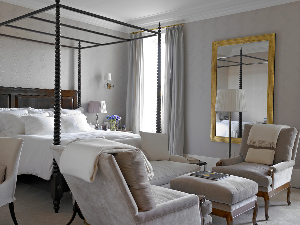 Пример оригинального дизайна: хозяйская спальня среднего размера в классическом стиле с серыми стенами, ковровым покрытием и серым полом без камина