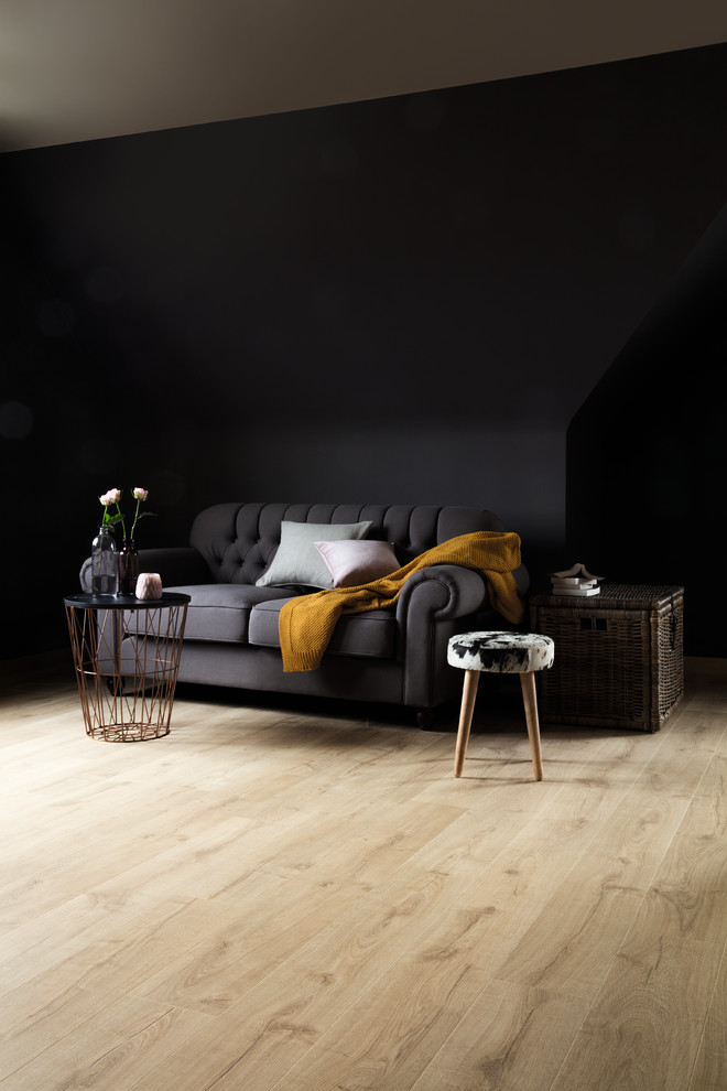 Modelo de dormitorio principal rústico de tamaño medio con suelo laminado y suelo beige