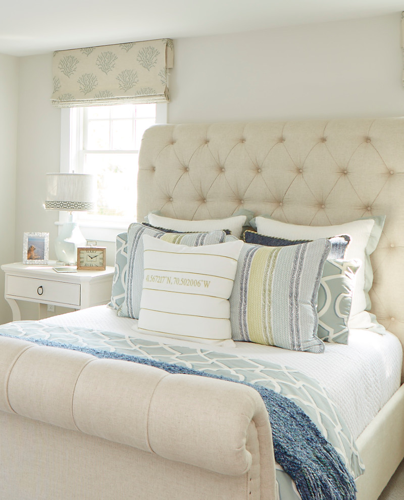 Foto de dormitorio clásico renovado de tamaño medio con paredes beige