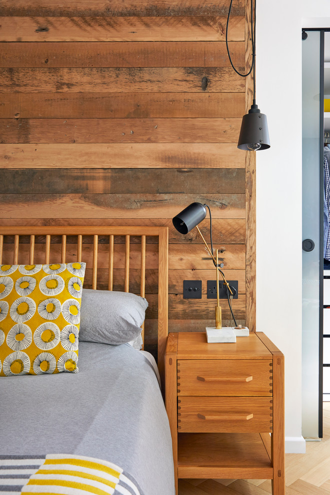 Großes Modernes Hauptschlafzimmer mit hellem Holzboden und beigem Boden in London