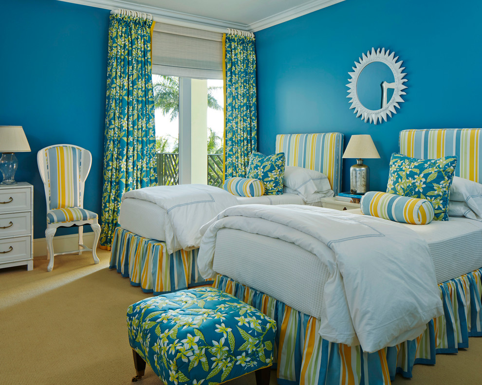 Bild på ett tropiskt gästrum, med blå väggar, heltäckningsmatta och gult golv