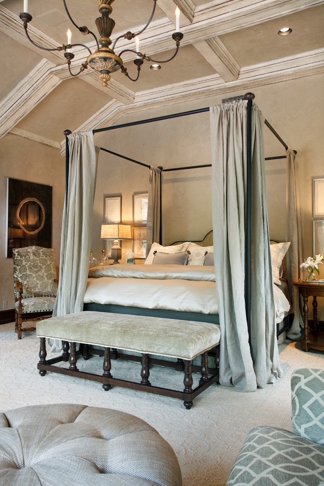 Стильный дизайн: спальня в классическом стиле с бежевыми стенами - последний тренд