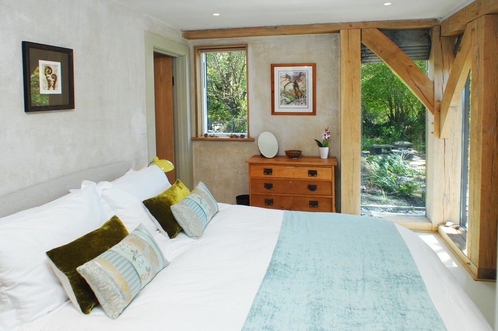Foto di una camera da letto rustica con parquet chiaro