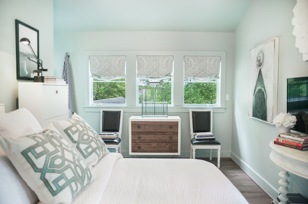 Свежая идея для дизайна: гостевая спальня среднего размера, (комната для гостей) в современном стиле с зелеными стенами, паркетным полом среднего тона и коричневым полом без камина - отличное фото интерьера