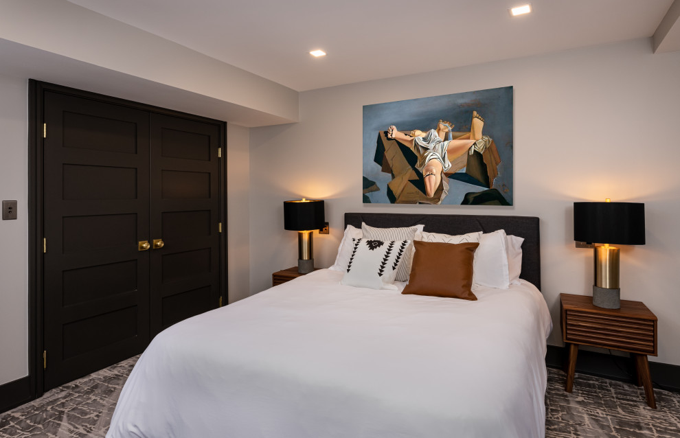 Пример оригинального дизайна: хозяйская спальня среднего размера в стиле неоклассика (современная классика) с серыми стенами, ковровым покрытием и разноцветным полом