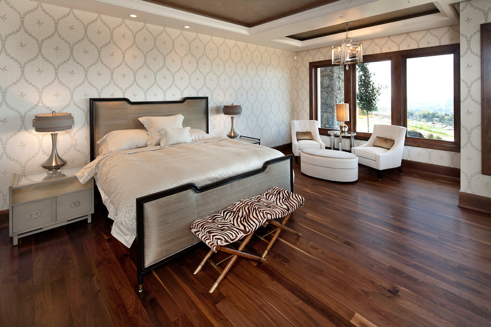 Modernes Schlafzimmer ohne Kamin mit dunklem Holzboden in Boise