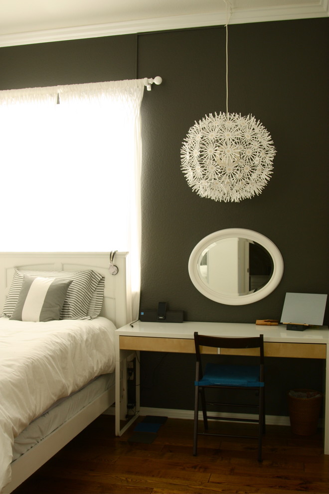 Foto di una camera da letto boho chic con pareti marroni