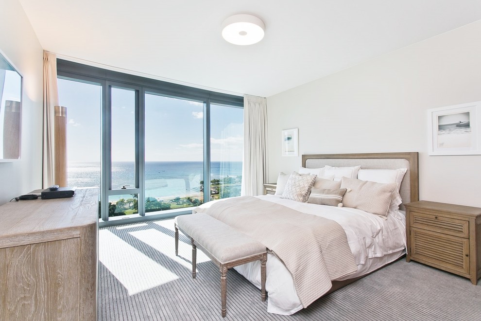 На фото: гостевая спальня (комната для гостей) в морском стиле с бежевыми стенами, ковровым покрытием и серым полом с