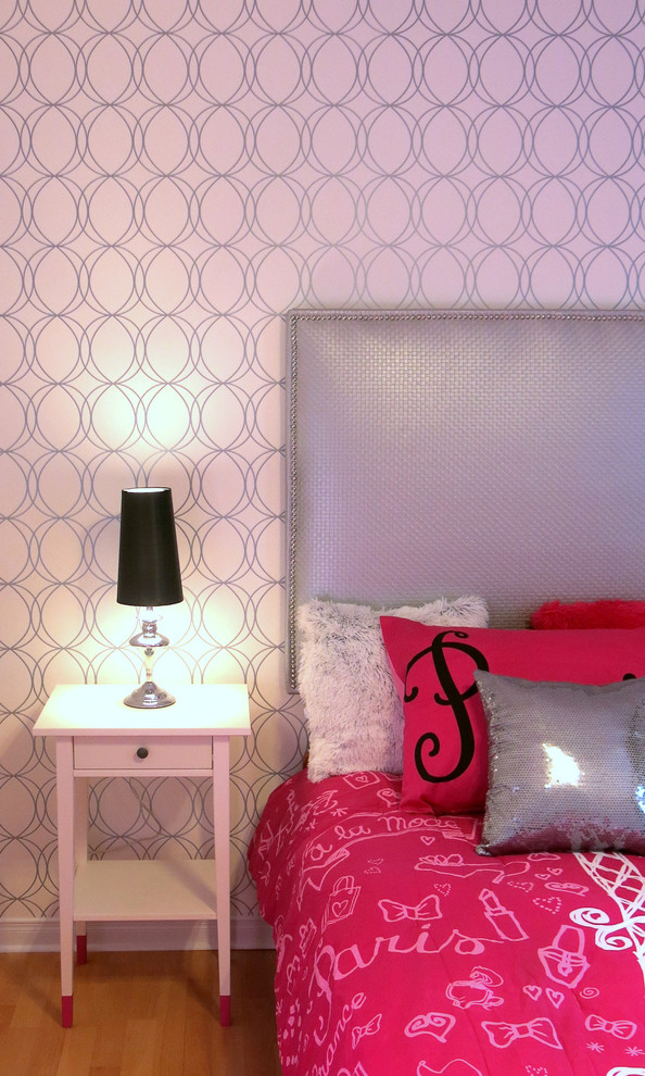 Esempio di una camera da letto contemporanea con pareti bianche