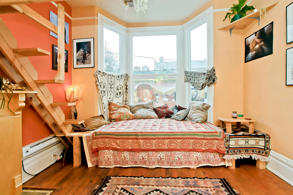 Exempel på ett eklektiskt sovrum, med orange väggar och orange golv