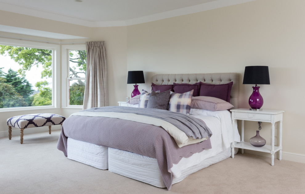 Mittelgroßes Shabby-Look Gästezimmer ohne Kamin mit beiger Wandfarbe, Teppichboden und beigem Boden in Auckland