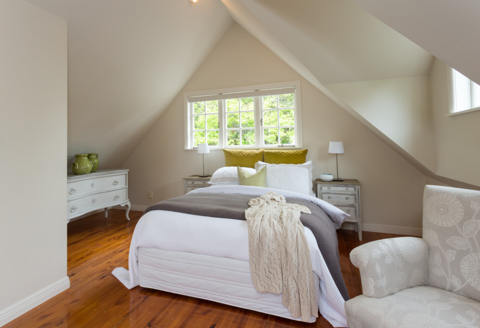 Kleines Klassisches Schlafzimmer ohne Kamin, im Loft-Style mit weißer Wandfarbe und braunem Holzboden in Auckland