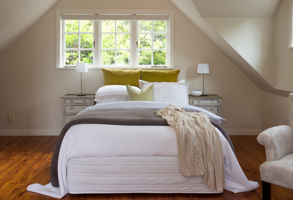 Diseño de dormitorio tipo loft clásico pequeño sin chimenea con paredes blancas y suelo de madera en tonos medios