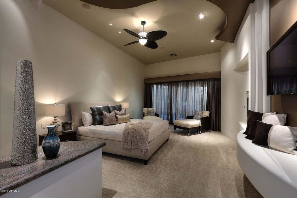 Cette photo montre une grande chambre tendance avec un mur beige, une cheminée standard et un manteau de cheminée en plâtre.