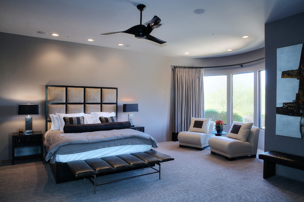 Пример оригинального дизайна: огромная хозяйская спальня в современном стиле с серыми стенами, ковровым покрытием, угловым камином, фасадом камина из плитки и серым полом