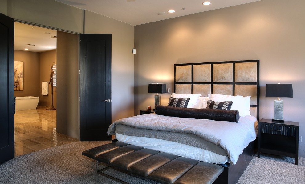 Geräumiges Modernes Hauptschlafzimmer mit grauer Wandfarbe, Teppichboden, Eckkamin, gefliester Kaminumrandung und grauem Boden in Sonstige