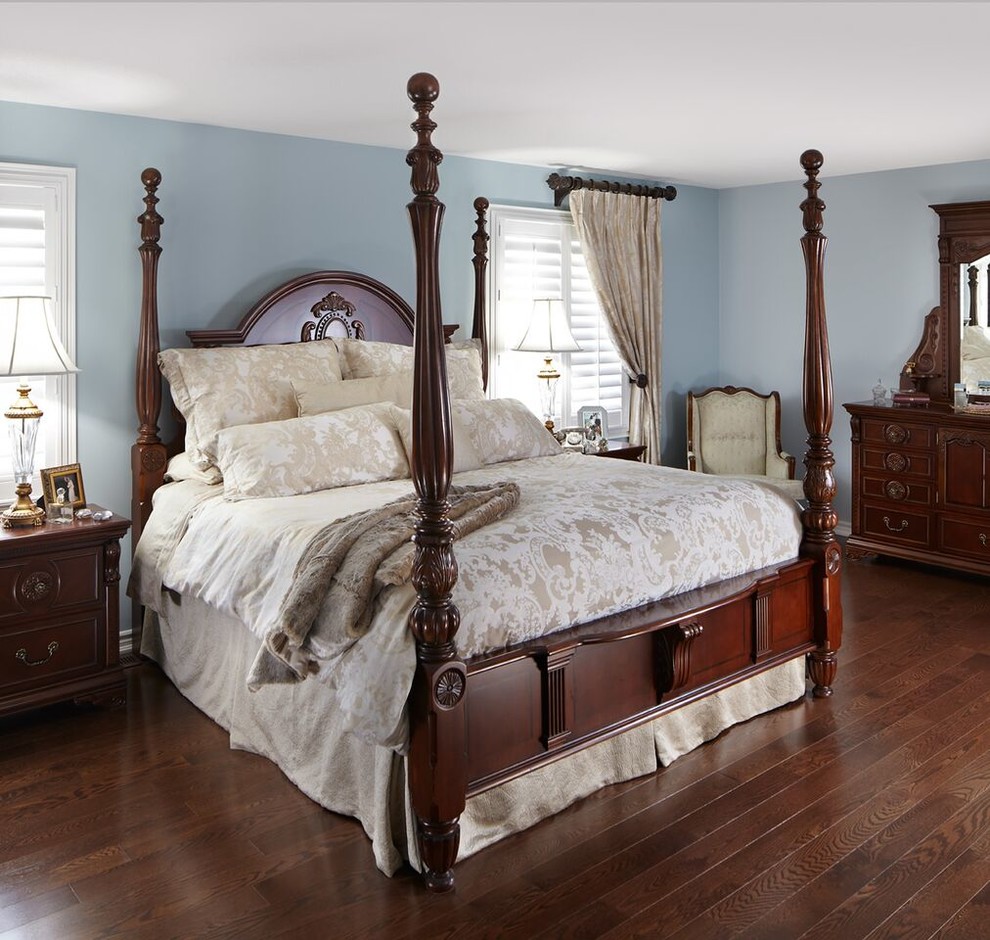 Источник вдохновения для домашнего уюта: большая хозяйская спальня в классическом стиле с синими стенами, темным паркетным полом и коричневым полом без камина