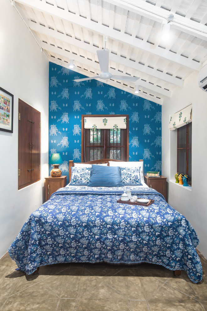 Modernes Schlafzimmer mit weißer Wandfarbe, grauem Boden, freigelegten Dachbalken und gewölbter Decke in Chennai