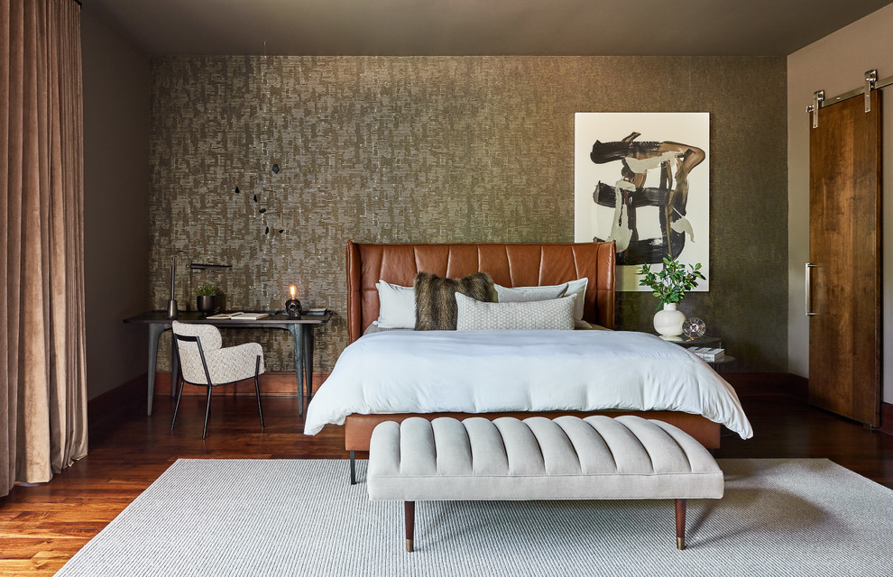 Mittelgroßes Modernes Hauptschlafzimmer ohne Kamin mit brauner Wandfarbe, dunklem Holzboden und braunem Boden in Charlotte