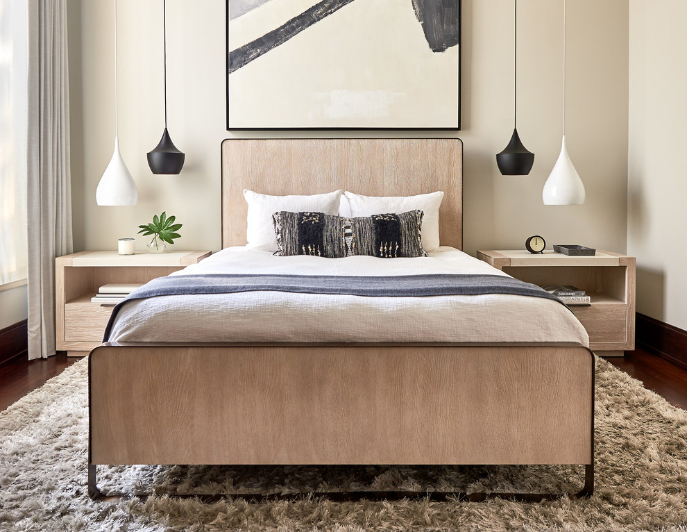 Mittelgroßes Modernes Hauptschlafzimmer ohne Kamin mit beiger Wandfarbe, dunklem Holzboden und braunem Boden in Charlotte