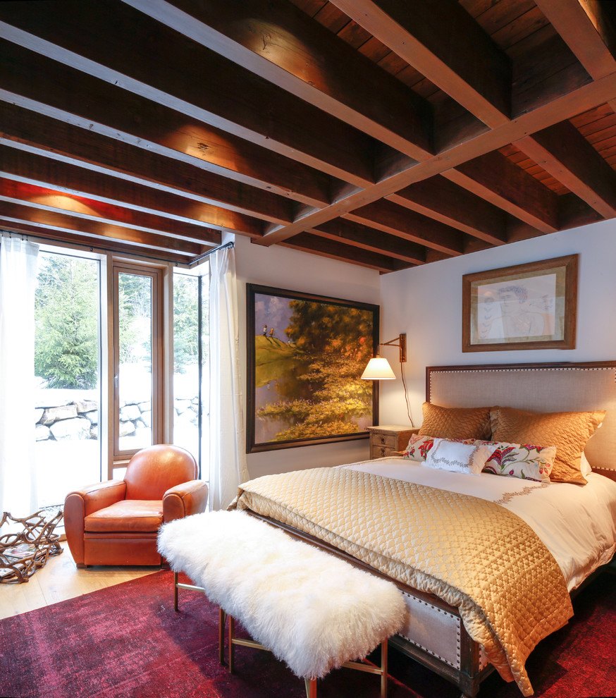 Großes Rustikales Gästezimmer ohne Kamin mit weißer Wandfarbe und hellem Holzboden in Vancouver