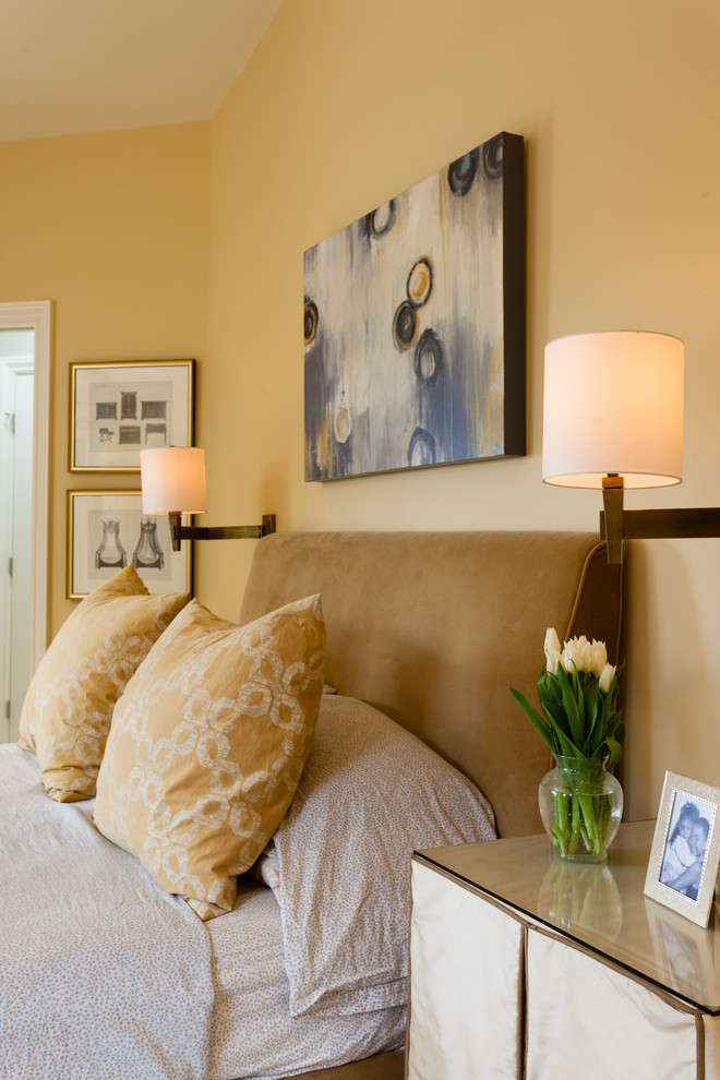 Imagen de dormitorio principal actual de tamaño medio sin chimenea con paredes amarillas, moqueta y suelo amarillo